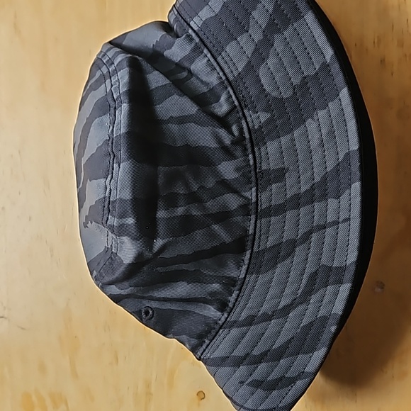 ADIDAS BUCKET HAT - Picture 4 of 10